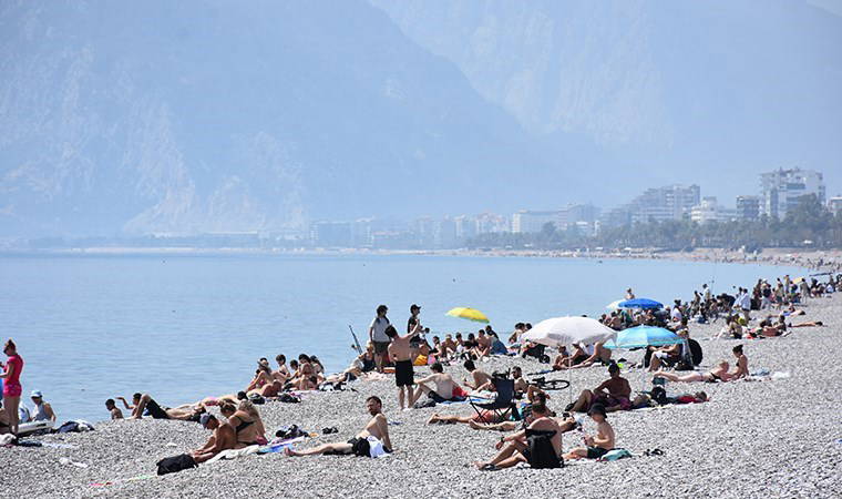 Antalya'da oy kullanan seçmenler sahilde yoğunluk oluşturdu
