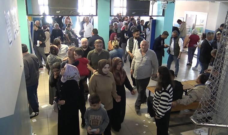 Avcılar'da 19 bin 249 seçmenin kayıtlı olduğu okulda hareketlilik: Kalabalık dikkat çekti