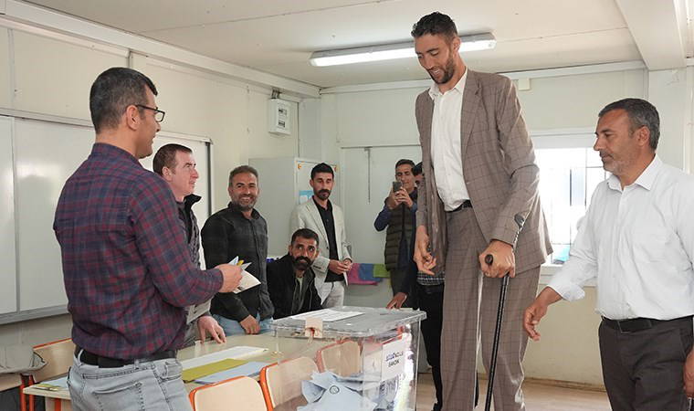 'Dünyanın en uzun adamı' oyunu kullandı