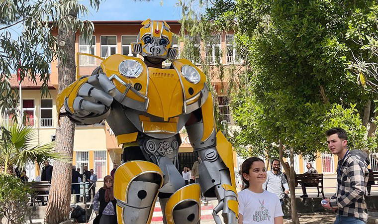 Oy kullanmaya robot kostümüyle geldi