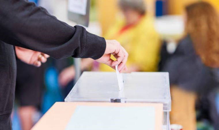 Arnavutköy’de muhtar adaylarının yakınları arasında çıkan kavga kamerada