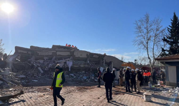 Depremde yıkılan binayla ilgili hakkında yakalama kararı bulunan eski Nurdağı Belediye Başkanı Kavak teslim oldu