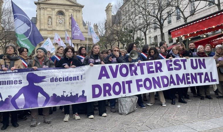 Kürtajı anayasa tarafından güvence altına alan ilk ülke oldu