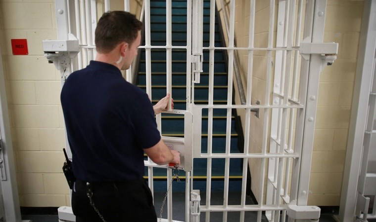 'Kadın mahkum, soyunmaya maruz bırakıldı...'