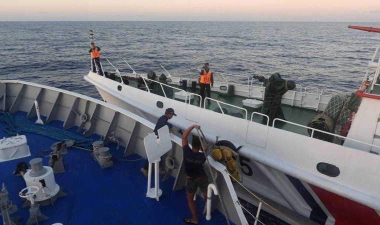 Güney Çin Denizi'nde tansiyon yükseldi: Sahil güvenlik botları çarpıştı