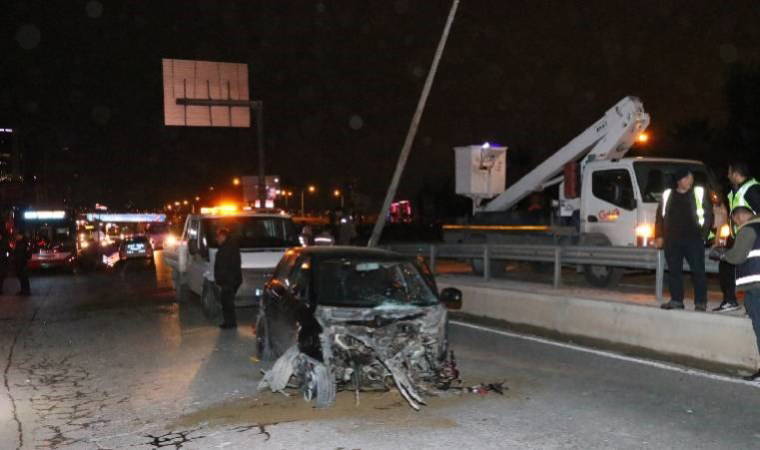 Önce refüje sonra aydınlatma direğine çarptı... Kurtarılamadı!