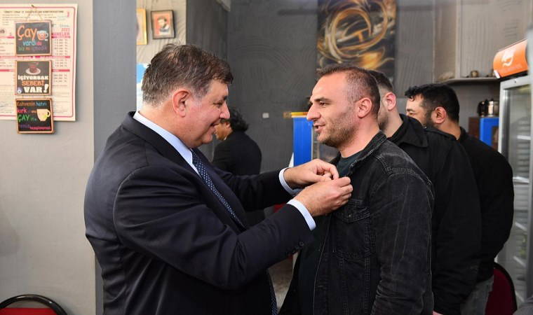 Cemil Tugay AKP'den istifa ederek CHP'ye katılanlara rozet taktı