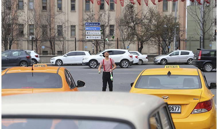 Ankara trafiğinde jonglör eğlencesi