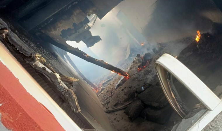 Üzerine yıldırım düşen ev küle döndü