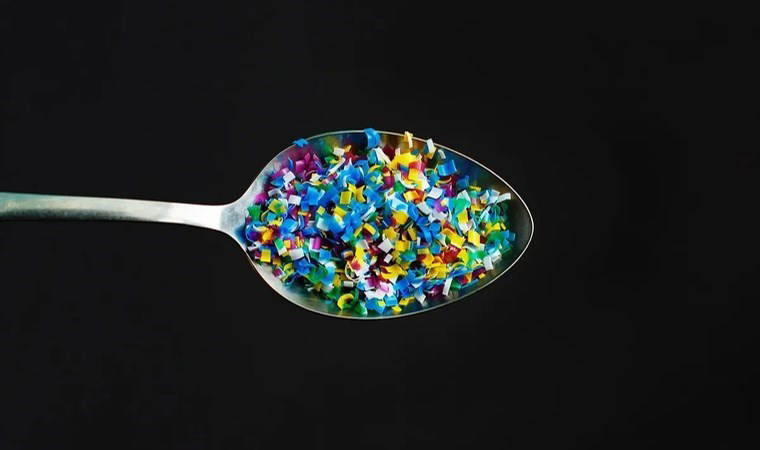 Bilim insanları duyurdu: Musluk suyu içmeden önce mikroplastikler nasıl temizlenir?