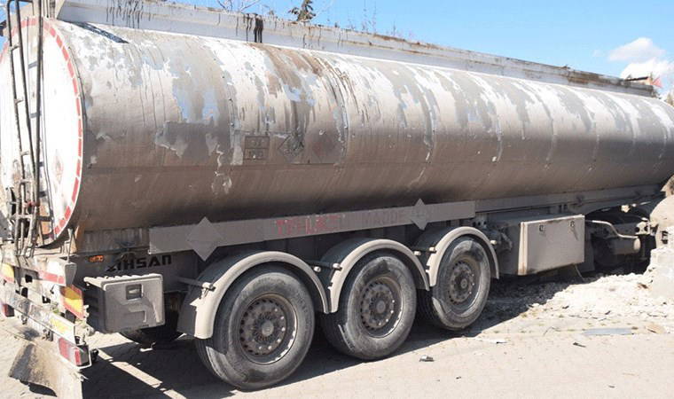 Asfalt yüklü TIR, otomobile çarptı: 1 ölü, 2 yaralı