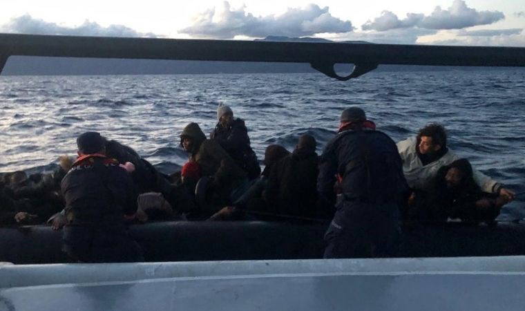 Muğla açıklarında aralarında çocuklarında bulunduğu düzensiz göçmen botu yakalandı