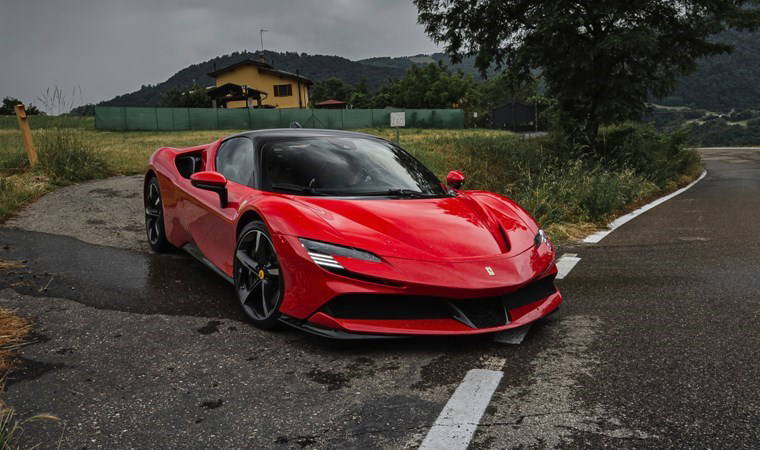 Ferrari yolda kaldı, gören bir daha baktı