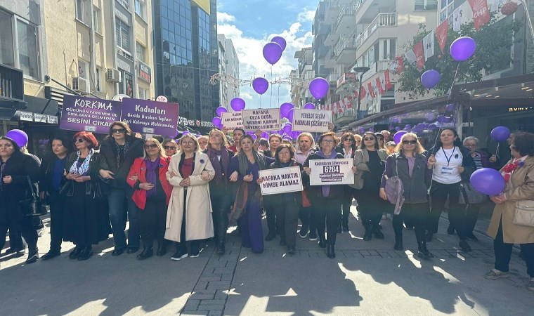 İzmir'de kadınlardan mor balonlu eylem