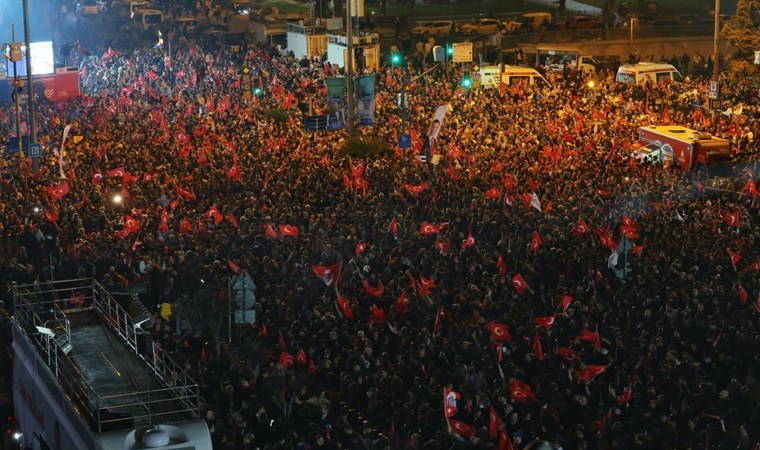 Saraçhane’de kutlamalar! Metro seferleri uzatıldı