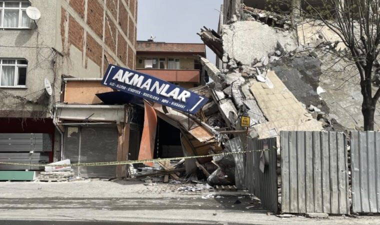 5 katlı iş merkezi, tek darbede yerle bir oldu