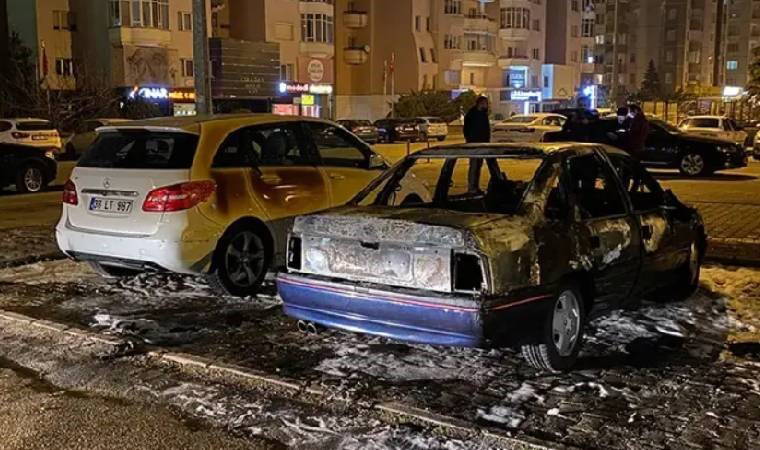 Antalya'da park halindeki araç alev alev yandı!