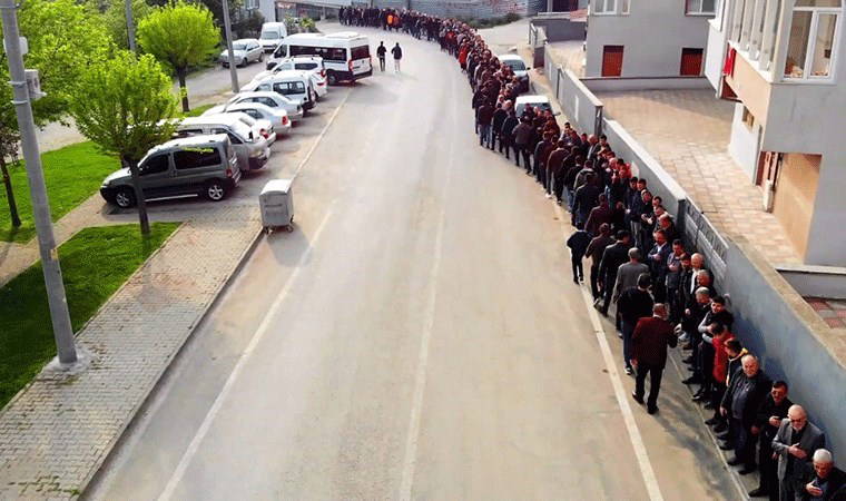 Yer Bursa... Bir kilometrelik bayramlaşma kuyruğu oluştu