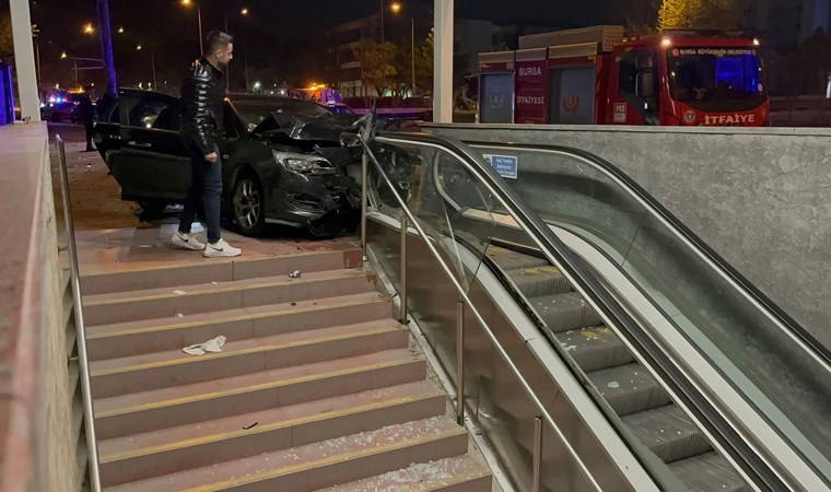 Makas atan otomobil metro istasyonu merdivenlerine çarptı: 4 yaralı