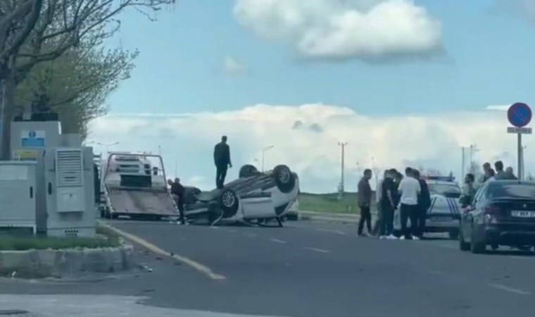 Çarpışan otomobillerden biri ters döndü: 4 yaralı