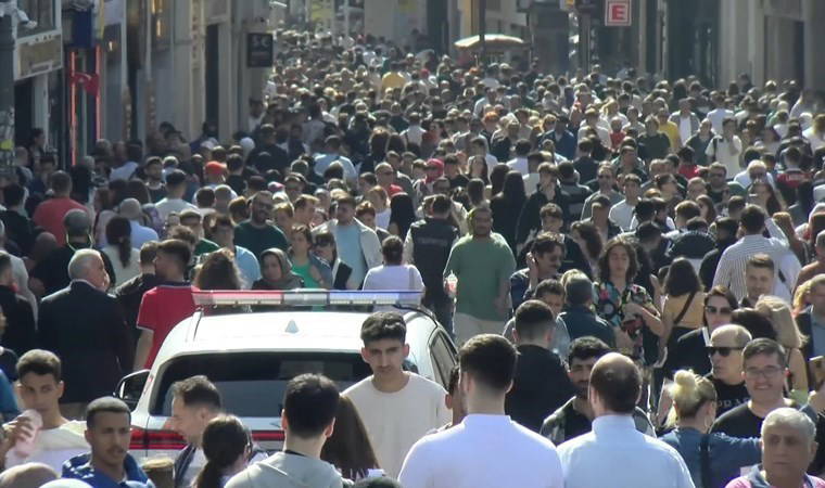 Yerli ve yabancı turist akını… Bayramın son gününde İstiklal Caddesi'nde insan seli