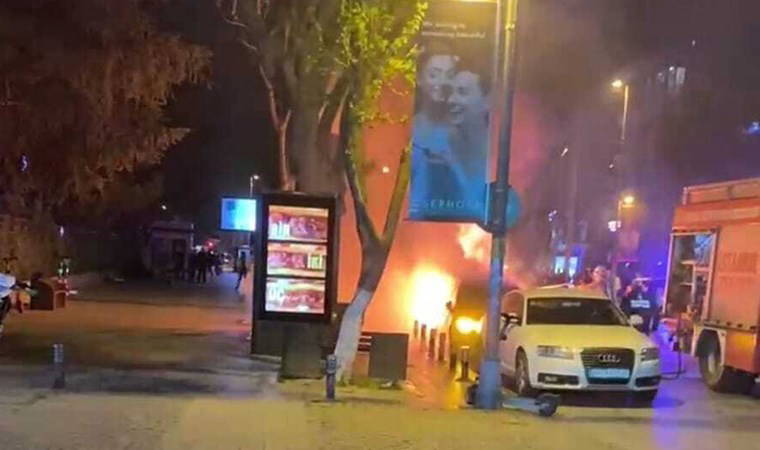 Kadıköy'de park halindeki 2 otomobil alev alev yandı