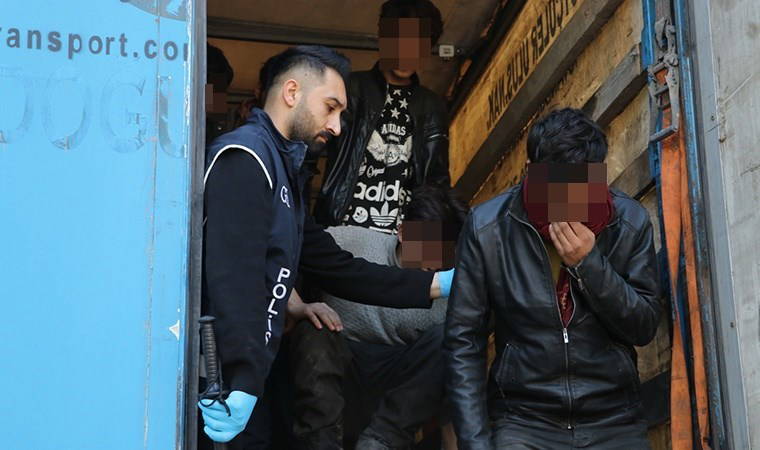 Bakır yüklü TIR'ın dorsesinden 64 kaçak göçmen çıktı