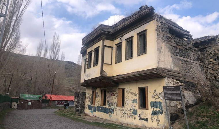Kime ait olduğu bilinmiyor: Tarihi konak yıkılmak üzere