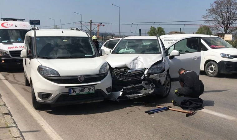 Direksiyon başında bilincini kaybetti, 3 otomobile çarptı: 2’si çocuk 5 yaralı...