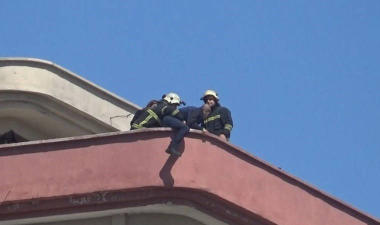 Ağır hasarlı binada intihar girişimi!