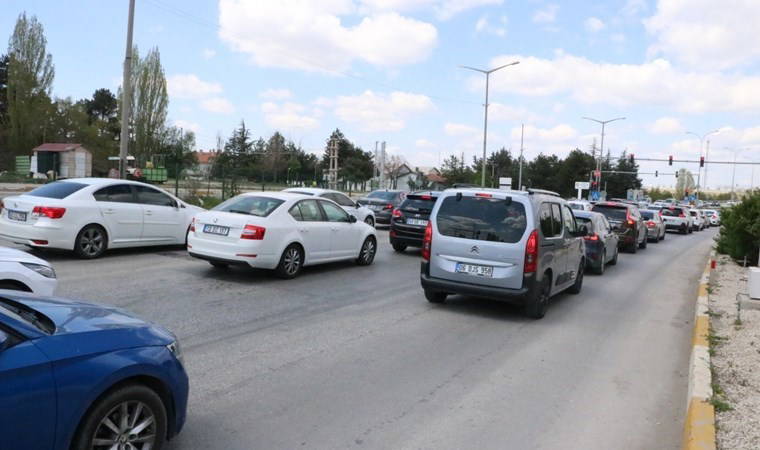 Afyonkarahisar'da bayram tatili dönüşünde araç yoğunluğu