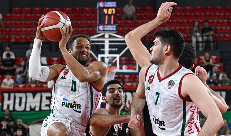 Pınar Karşıyaka kendi evinde çok rahat!