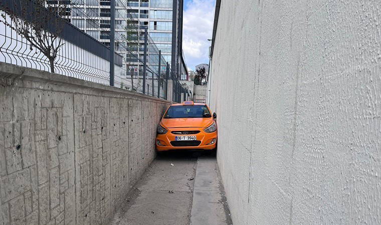 Polisten kaçıyordu: Taksi iki duvar arasına sıkıştı