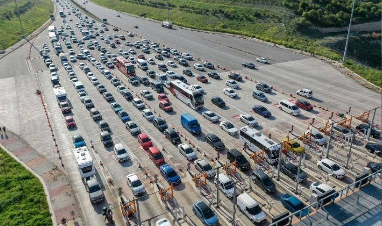 Otoyollarda tatil dönüşü trafiği...