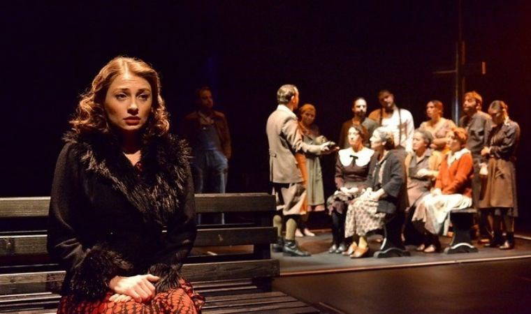 Emre Basalak'ın yönettiği oyun izleyicileri rahatsız edici konularla yüzleştiriyor: 'Dogville'