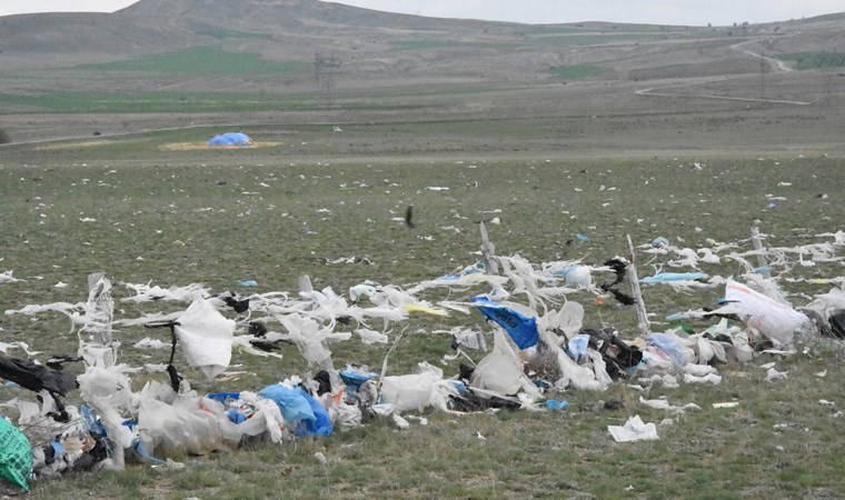 İlçenin 30 yıllık çöpü rüzgarla 10 kilometrelik araziye yayıldı