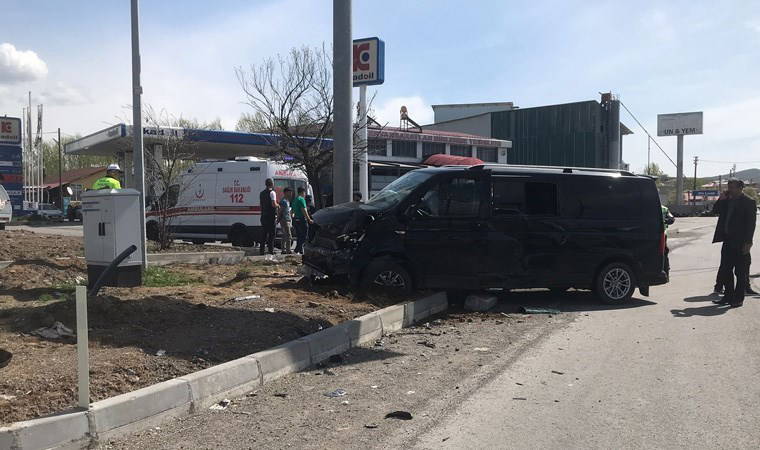 Bingöl’de minibüs ve hafif ticari araç çarpıştı: 15 yaralı