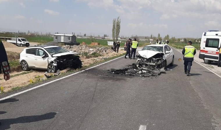 Otomobiller kafa kafaya çarpıştı: Yaralılar var!