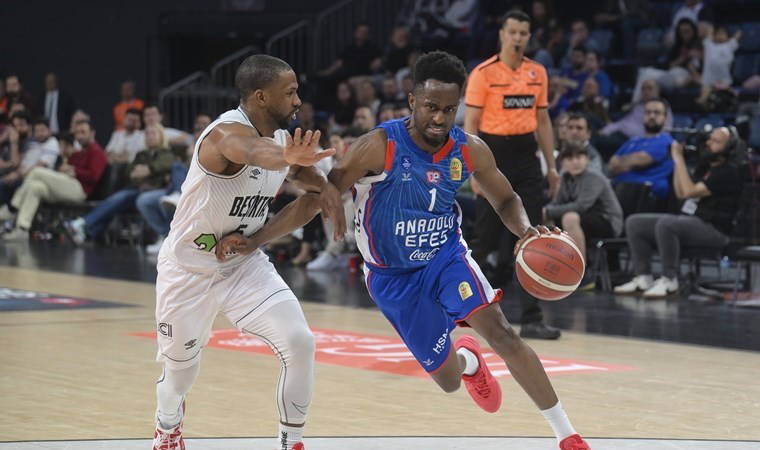 Anadolu Efes'ten derbide Beşiktaş'a 15 sayı fark