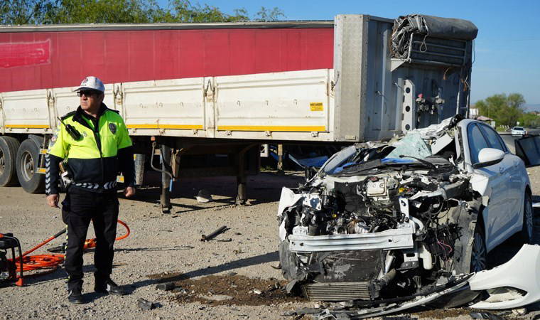 Otomobil servis beleyen yayaya ve TIR dorsesine çarptı: 1 ölü, 2 ağır yaralı