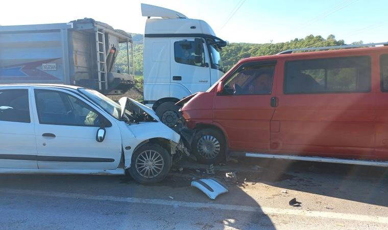 Minibüsle otomobil kafa kafaya çarpıştı: 5 yaralı