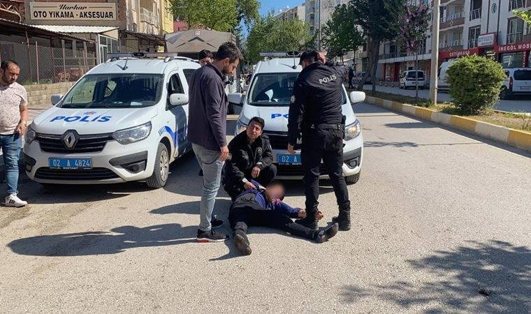 Babasını yaraladı: Yoldan geçene de saldırdı