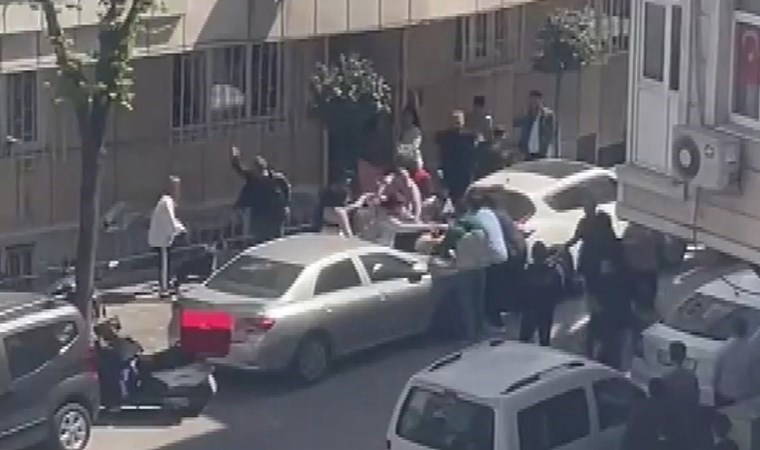 Zeytinburnu'nda ilginç anlar: Genç kızların kavgasına aileler de dahil oldu!