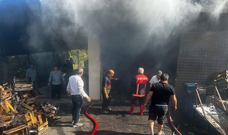 Mersin'de depoda korkutan yangın!