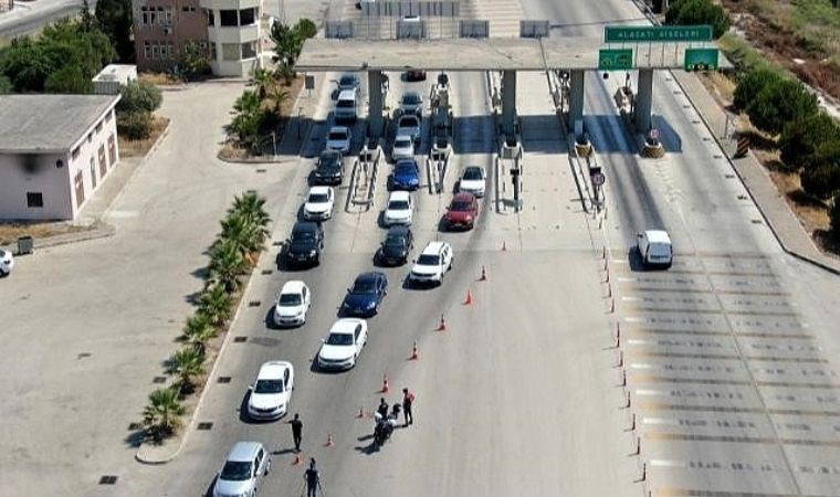 Tatilde Çeşme'ye 100 bin araç giriş-çıkış yaptı