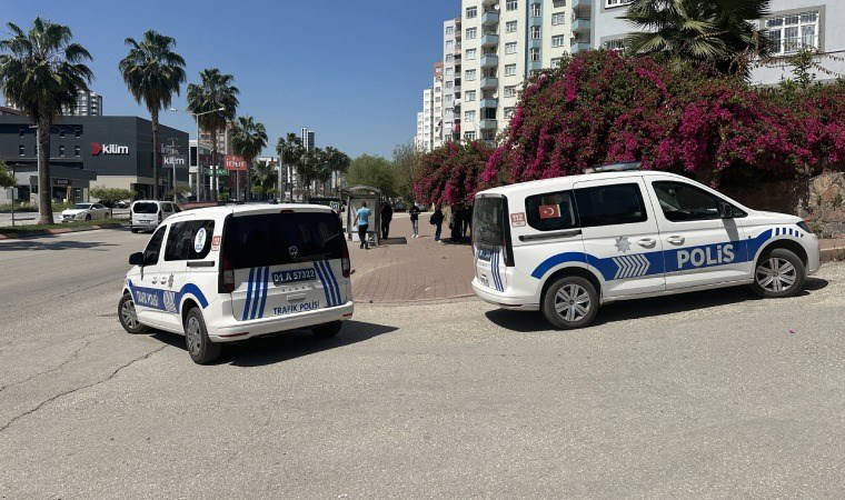 Otomobil otobüs durağına çarptı: Yaralılar var!