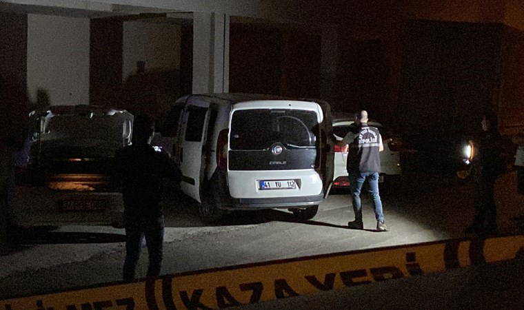 Kocaeli'de park halindeki araçlara silahlı saldırı! 2 motosikletli kaçtı...