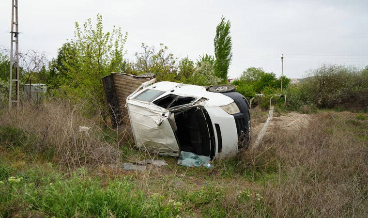 Virajı alamayan kamyonet takla attı: 3 yaralı