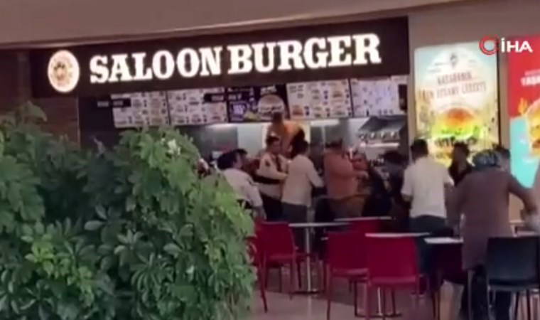 AVM'de pes dedirten olay... Yemeği beğenmeyince garsonu böyle darbettiler!