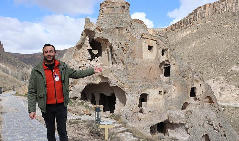 14. yüzyılda inşa edilen kilisede 'defineci' tahribi